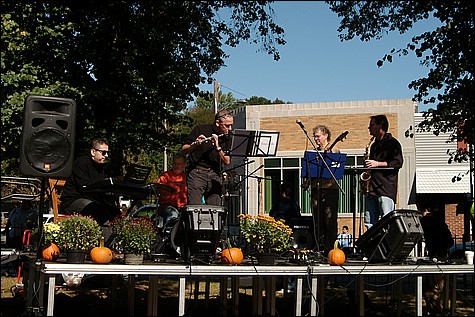tnm0217 With the Farmers Market Jazz Band